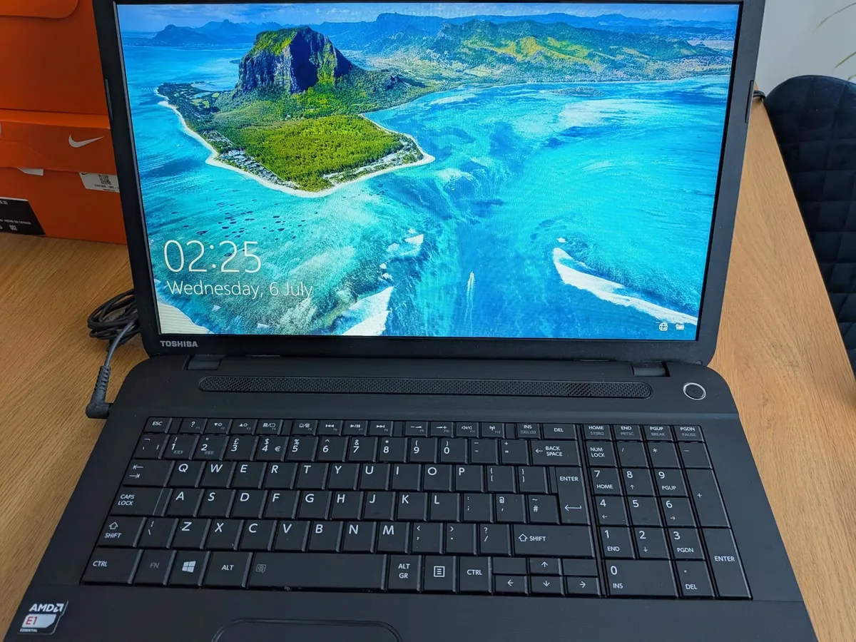 Toshiba Laptop - Satellite C70d-b-107 - Image 2