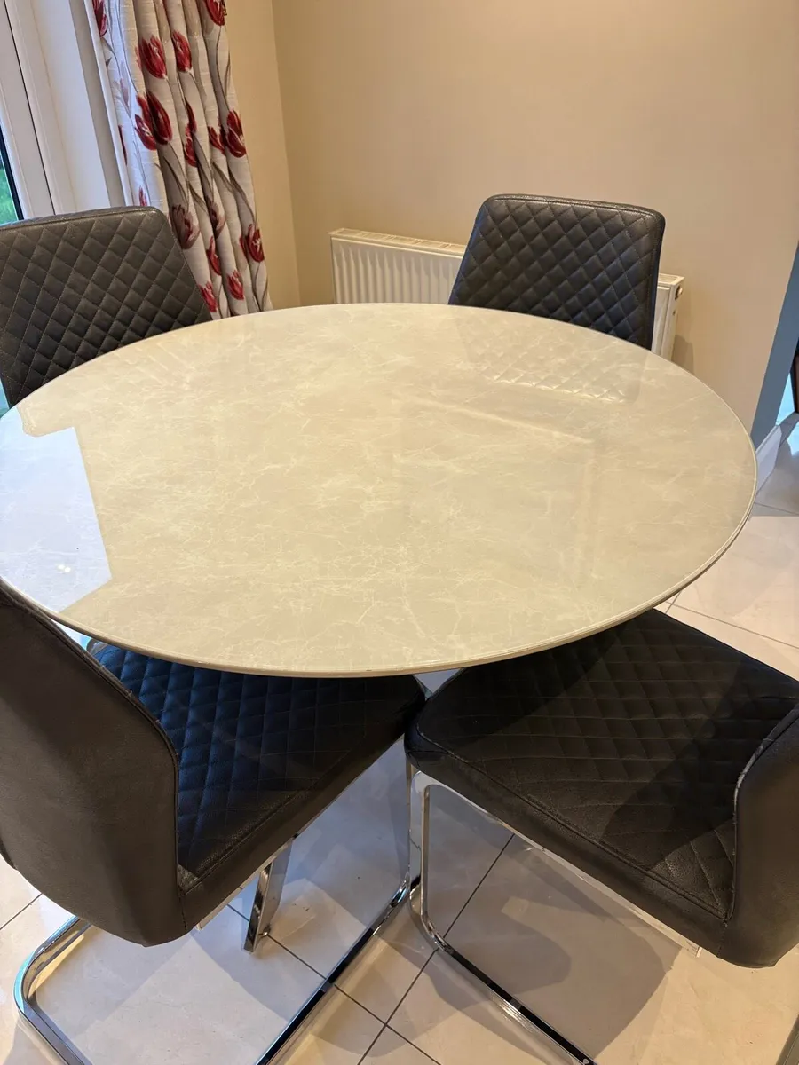 Kitchen table and 4 Chairs - Image 1