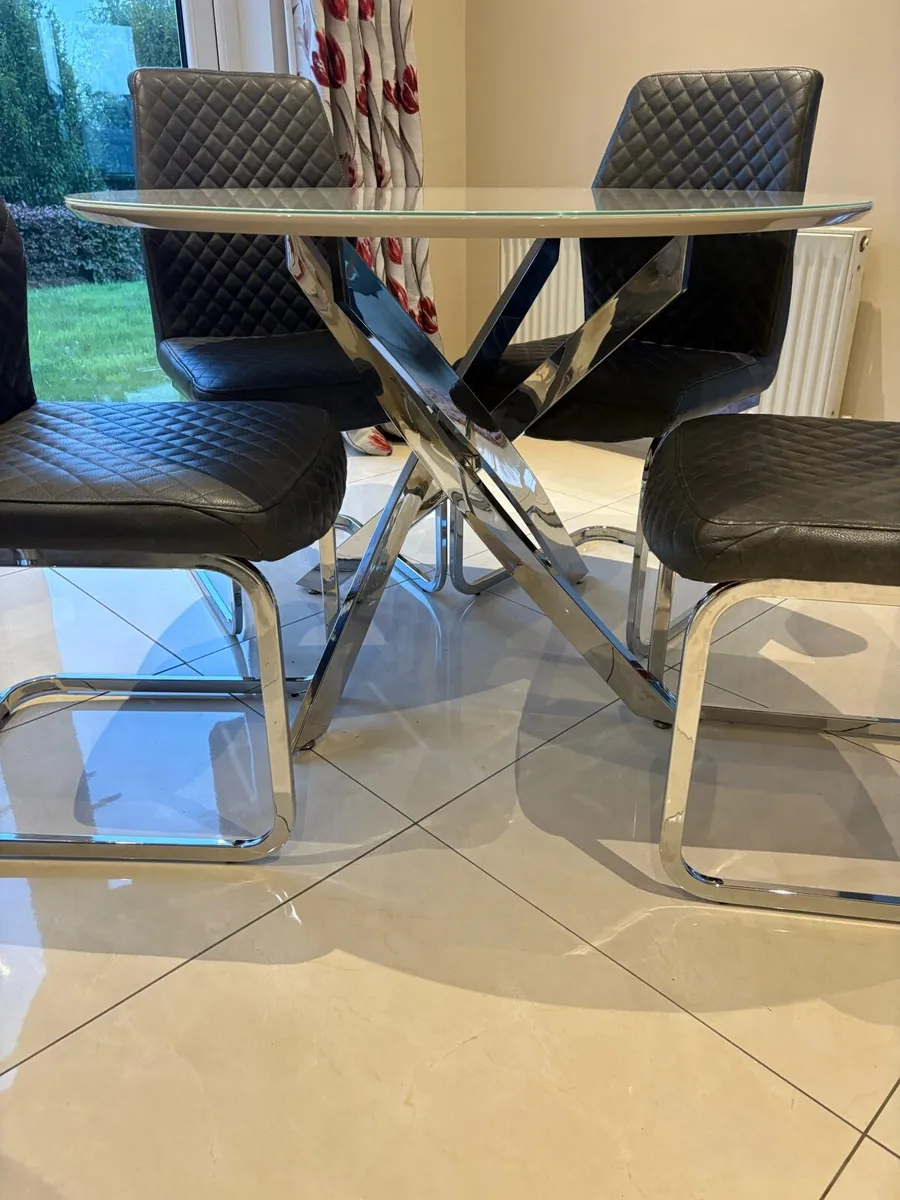 Kitchen table and 4 Chairs - Image 2