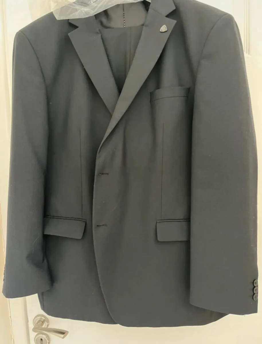 Black men’s suit - Image 1