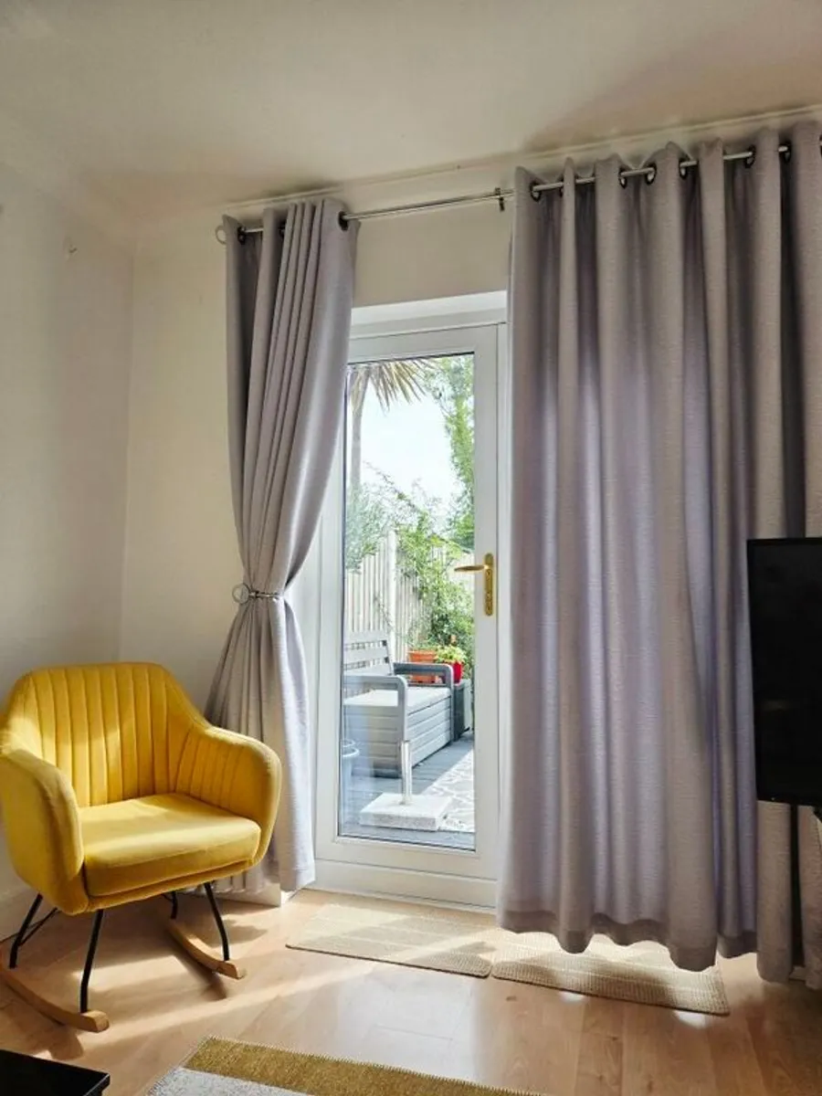 90 x 90 Curtains and Fittings. - Image 1