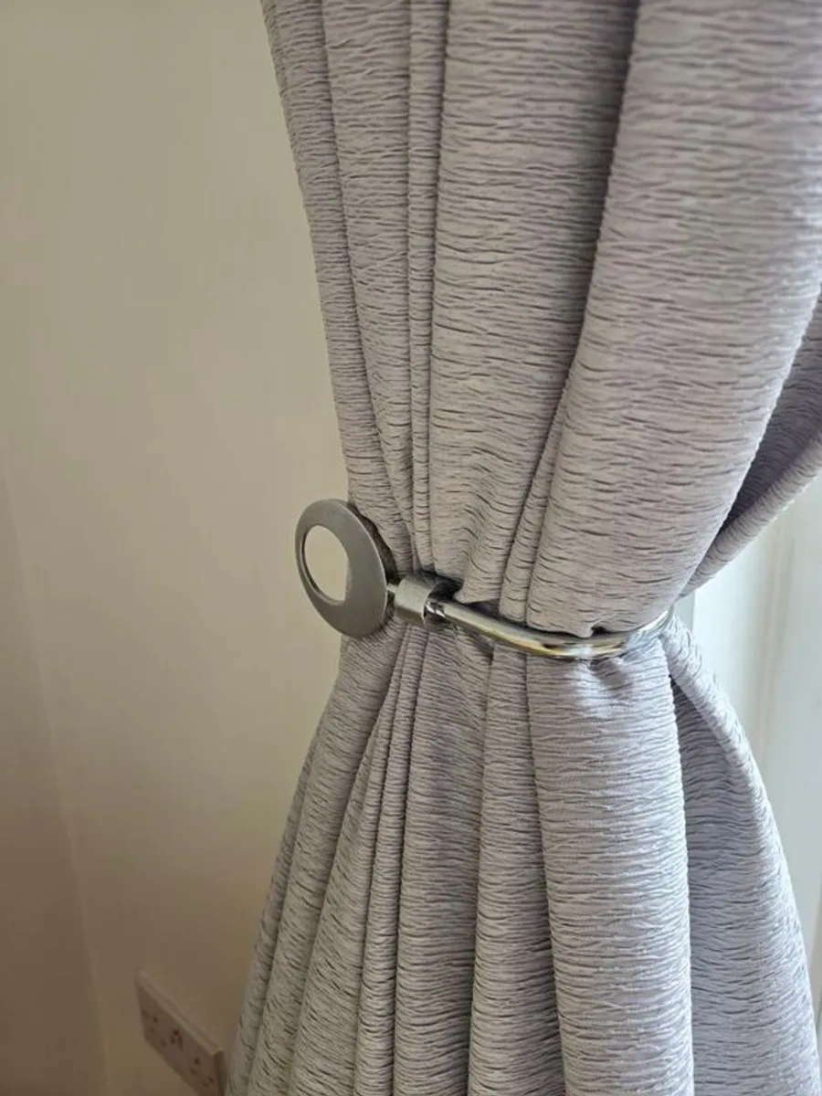 90 x 90 Curtains and Fittings. - Image 2