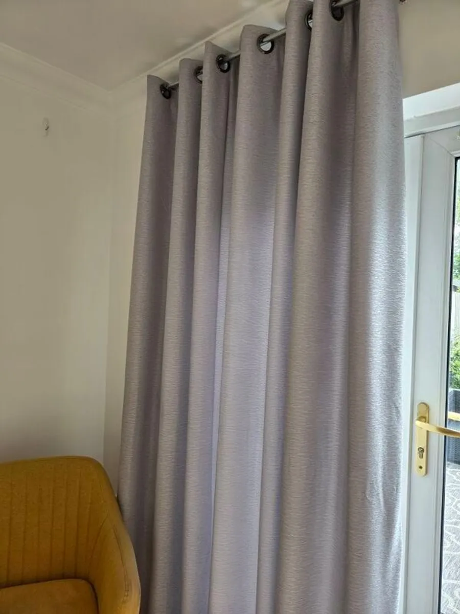 90 x 90 Curtains and Fittings. - Image 3