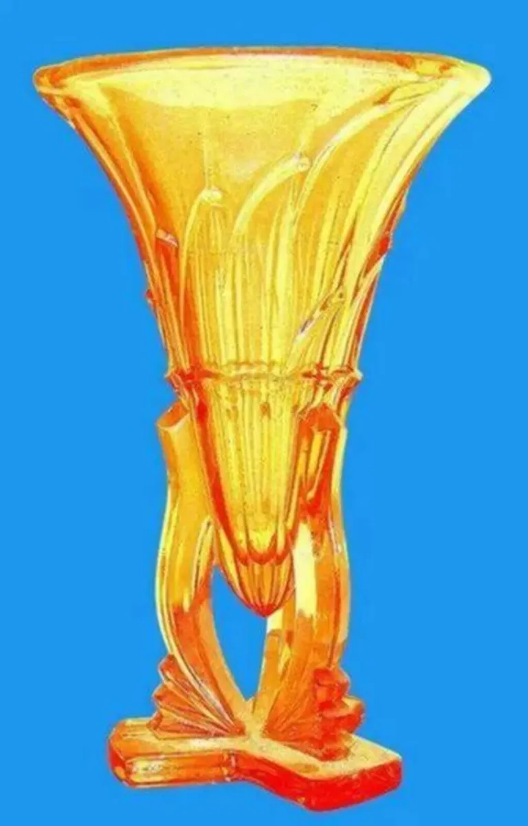 Pristine 1930s Art Deco Pink Glass Rocket Vase - Image 4