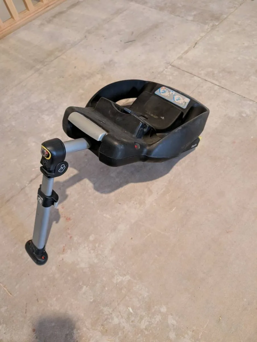 Maxi Cosi ISOfix base - Image 1