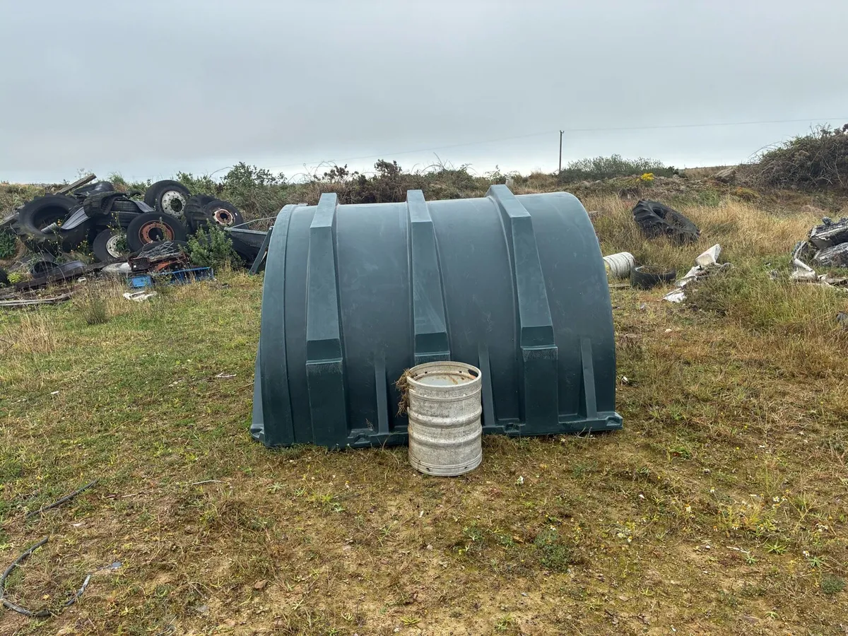 Outdoor animal hut - Image 1
