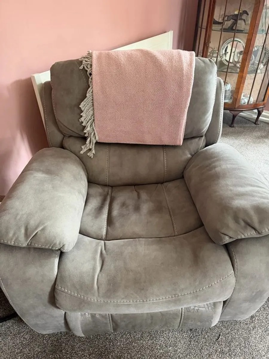 Stunning Suite of Furniture All Recliners - Image 2