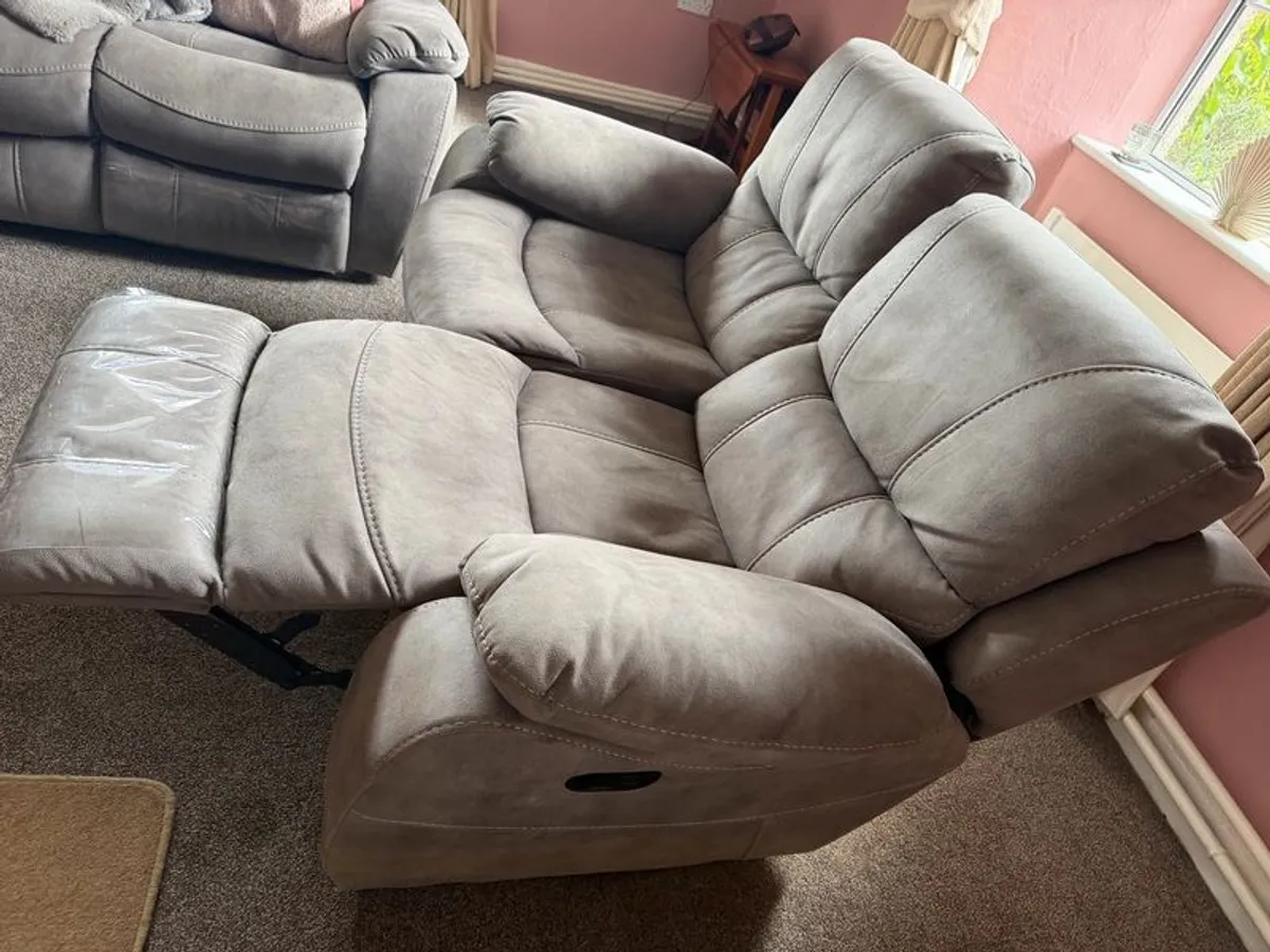 Stunning Suite of Furniture All Recliners - Image 3