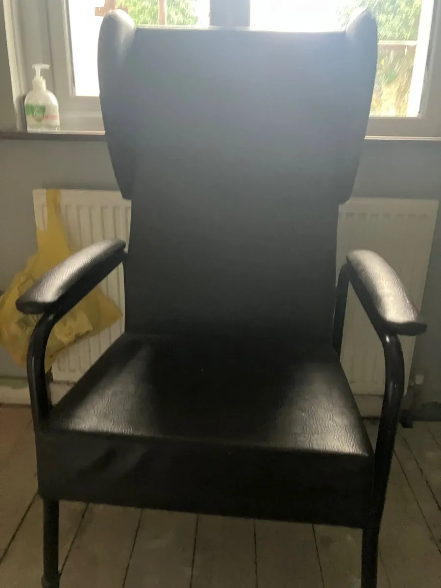 Have a very comfortable medical chair for sale , p