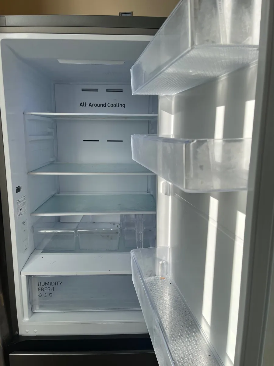 Samsung Series 4 SpaceMax Fridge Freezer - Image 2
