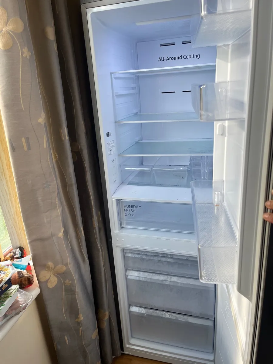 Samsung Series 4 SpaceMax Fridge Freezer - Image 3