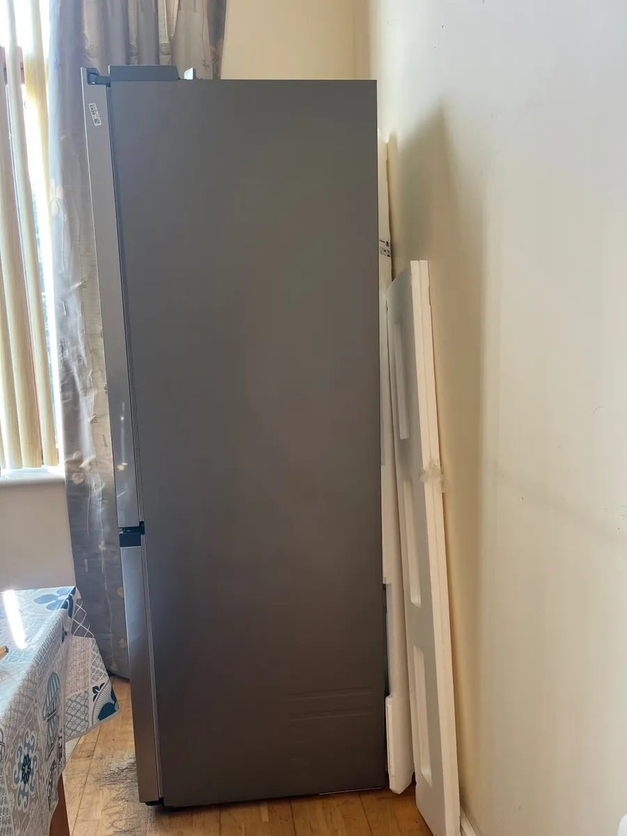 Samsung Series 4 SpaceMax Fridge Freezer - Image 4