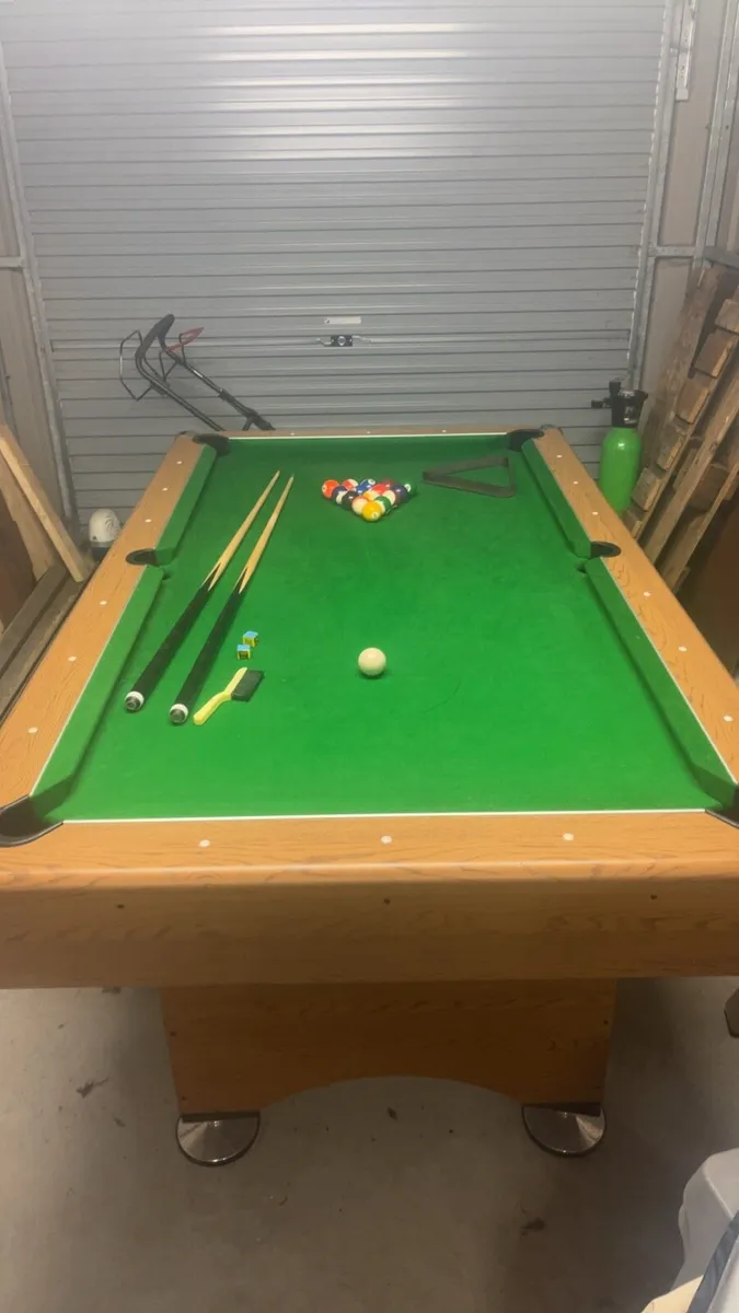 Pool table - Image 1