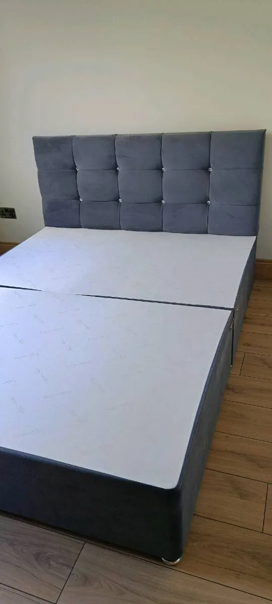 Bed with headboard - Image 1