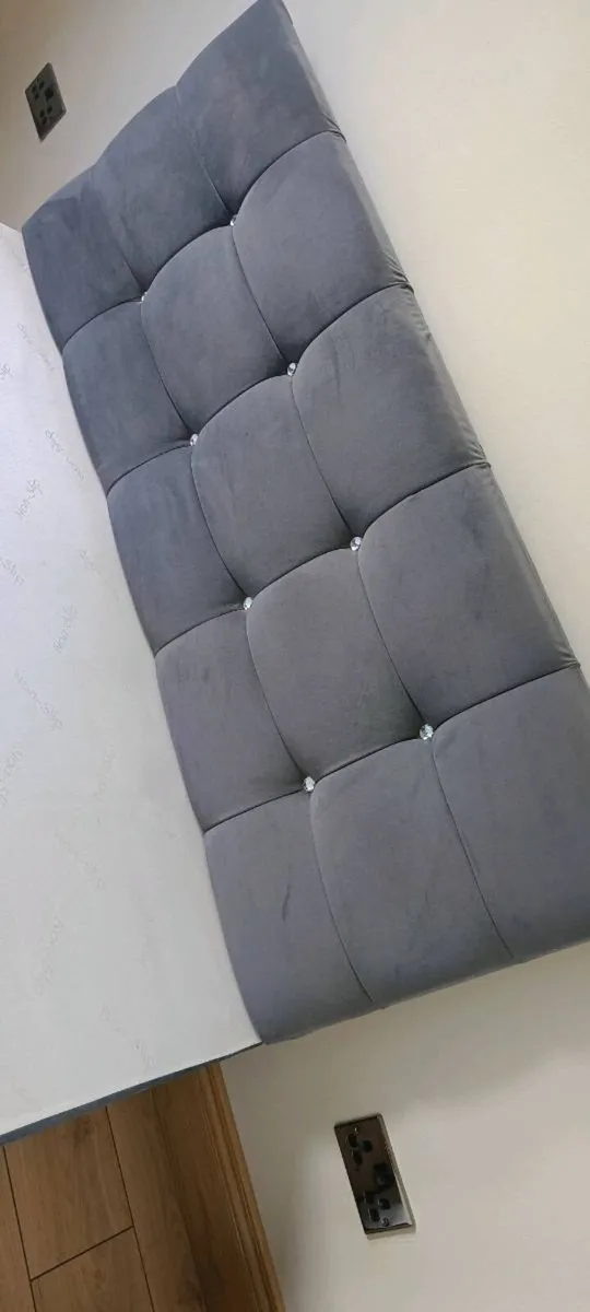 Bed with headboard - Image 3