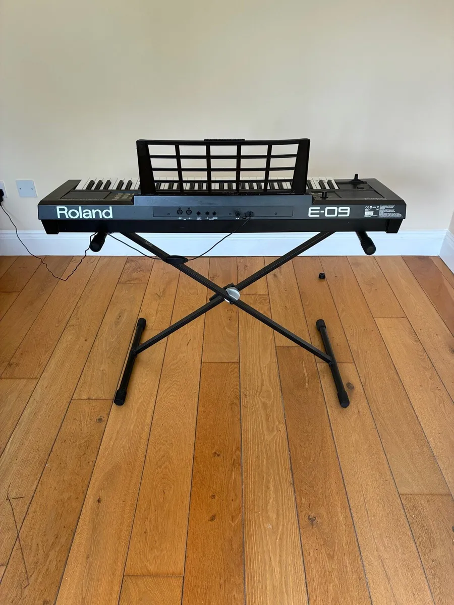 Roland E09 Interactive Keyboard & Stand - Image 2