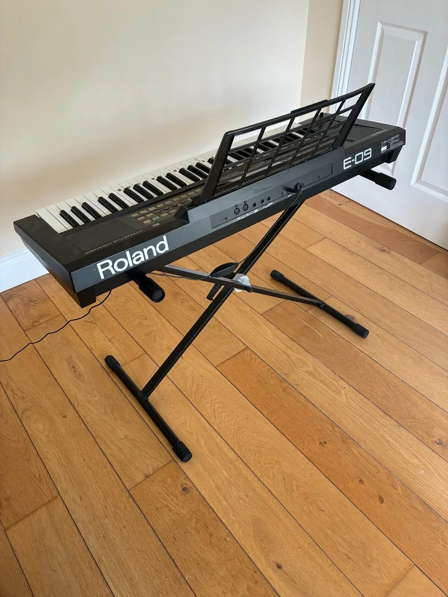 Roland E09 Interactive Keyboard & Stand - Image 3