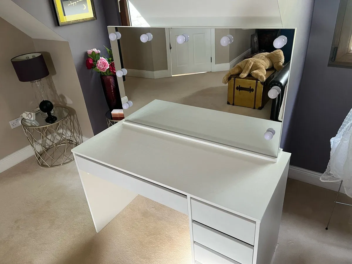 Vanity Desk/Table with lighted mirror - Image 2