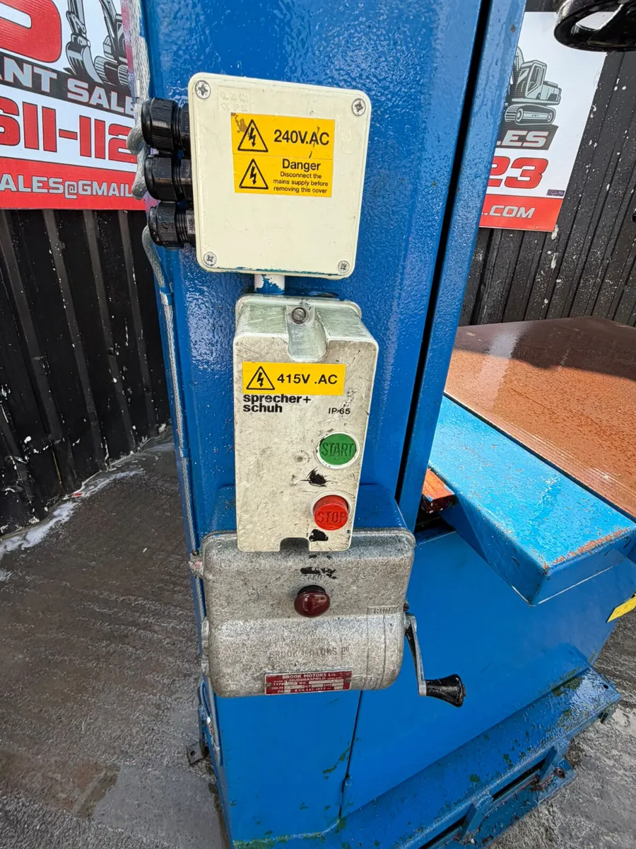 Heavy-duty industrial vertical bandsaw - Image 3