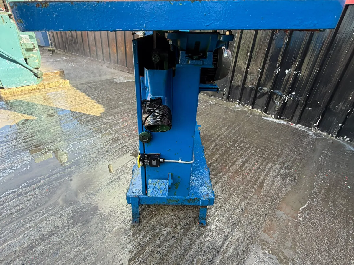 Heavy-duty industrial vertical bandsaw - Image 2
