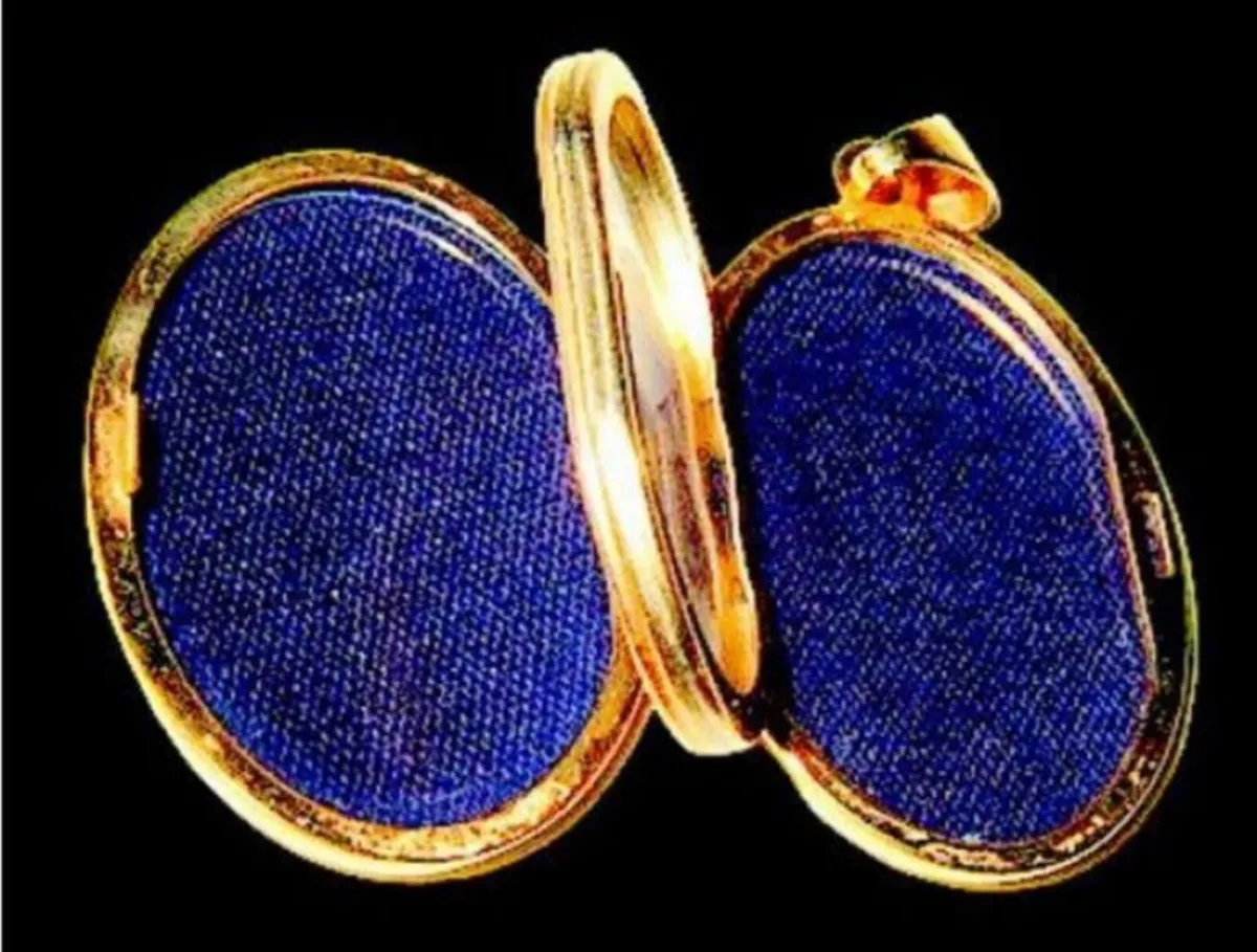 Vintage 9ct Gold Treble Section Locket - Image 3