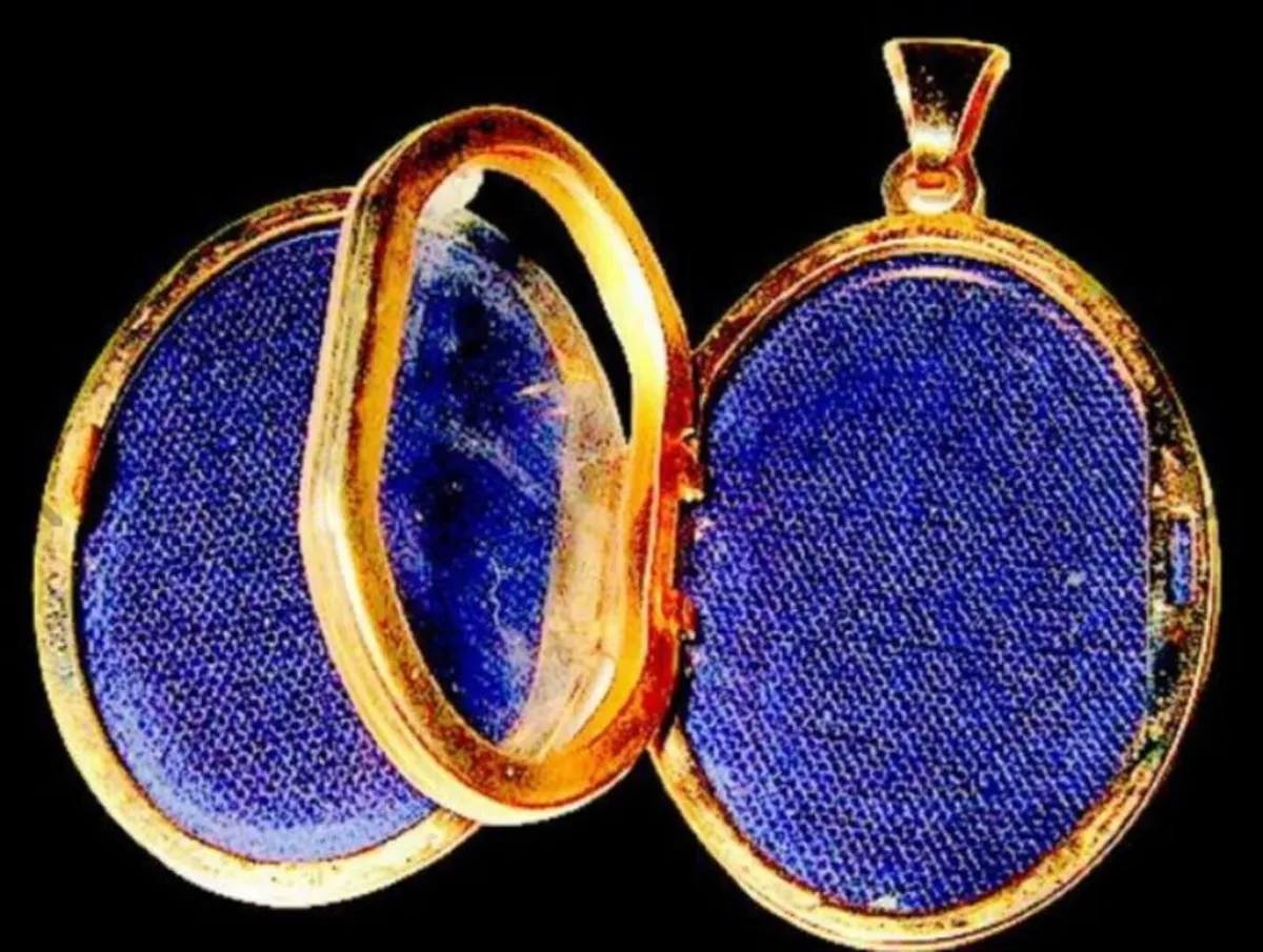 Vintage 9ct Gold Treble Section Locket - Image 2