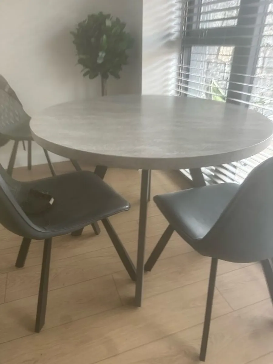 kitchen/dining room table - Image 1