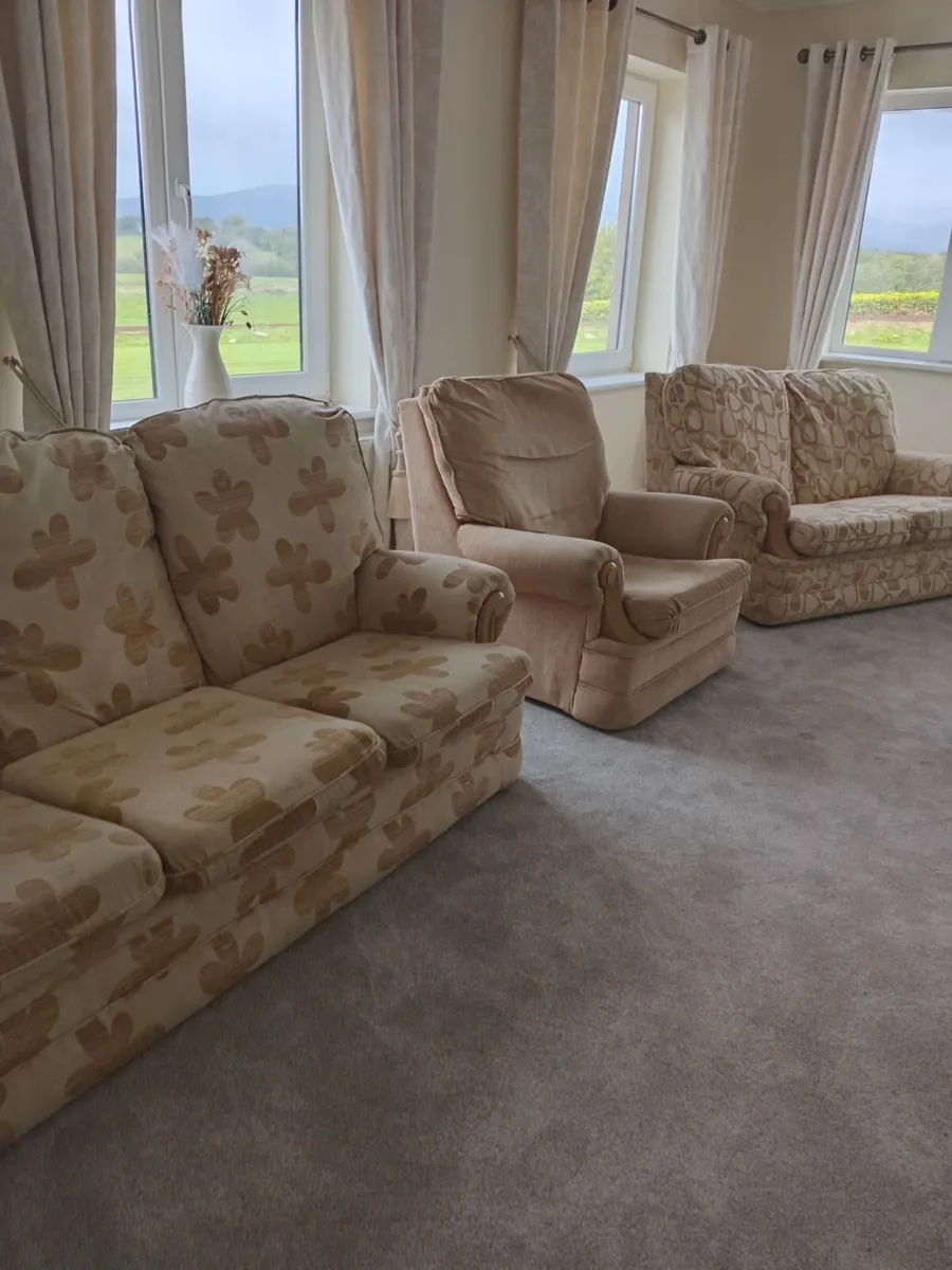 Sitting room suite 3 piece. - Image 3