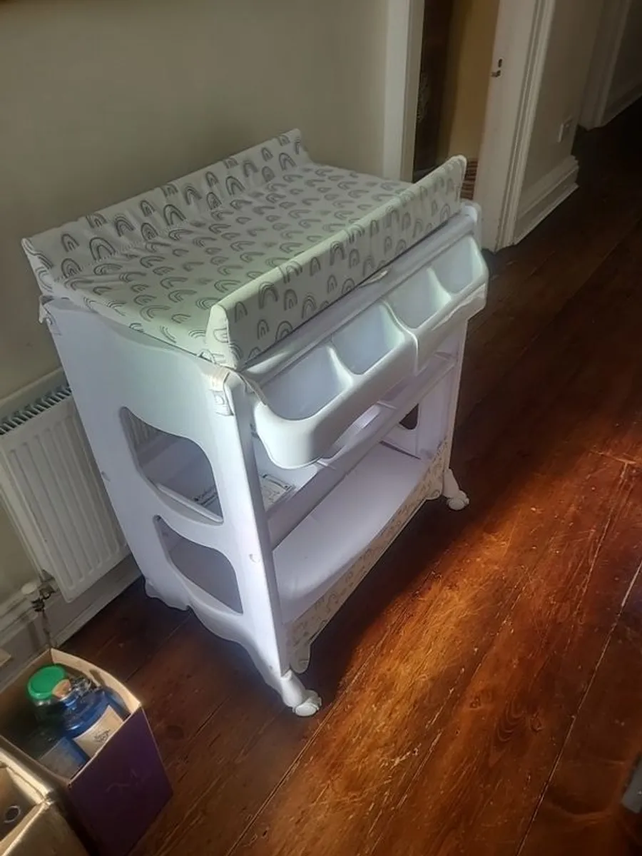 Changing table with bath - Image 1