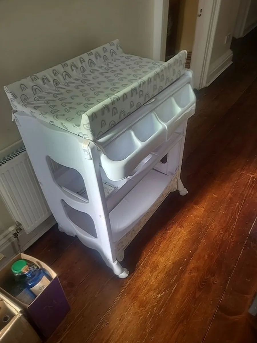 Changing table with bath - Image 2