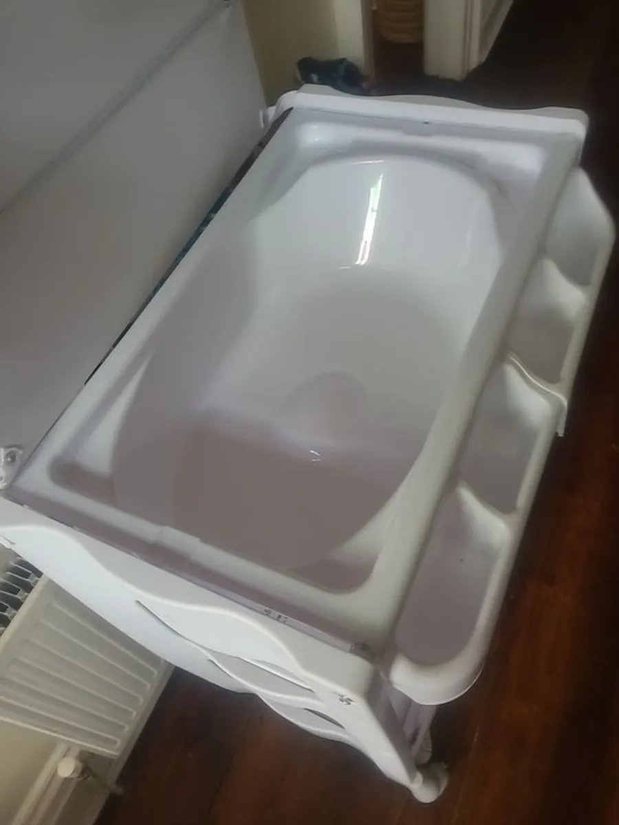 Changing table with bath - Image 3