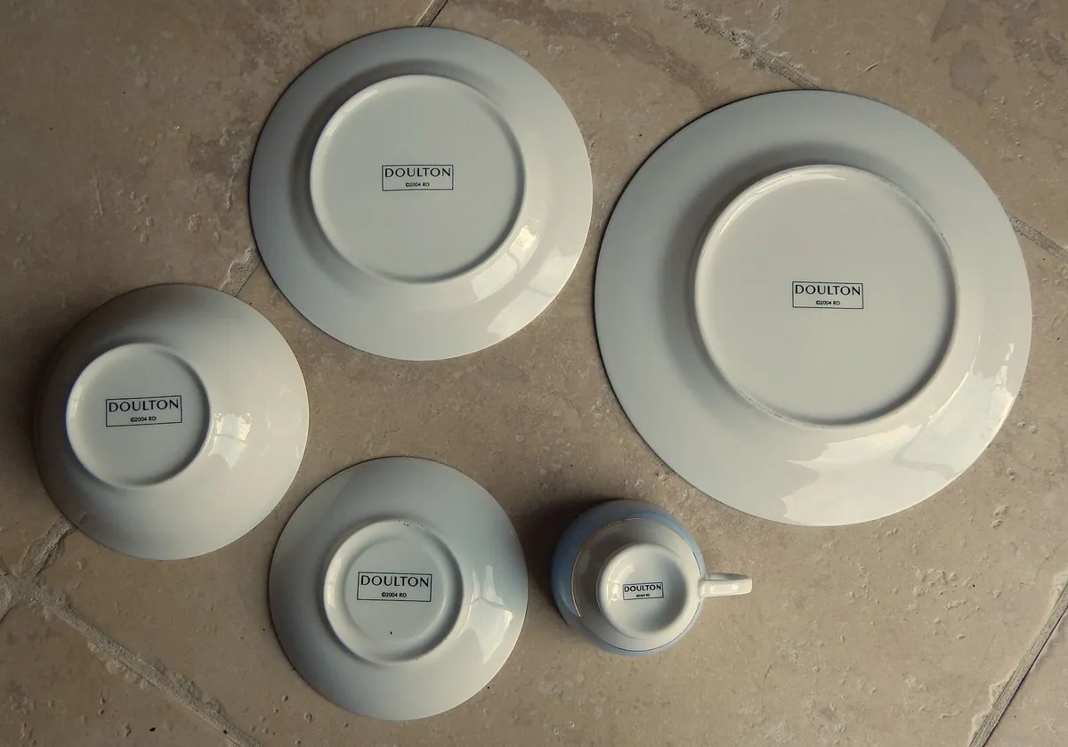 21 Pieces of  Vintage Doulton 2004 RD Crockery - Image 4