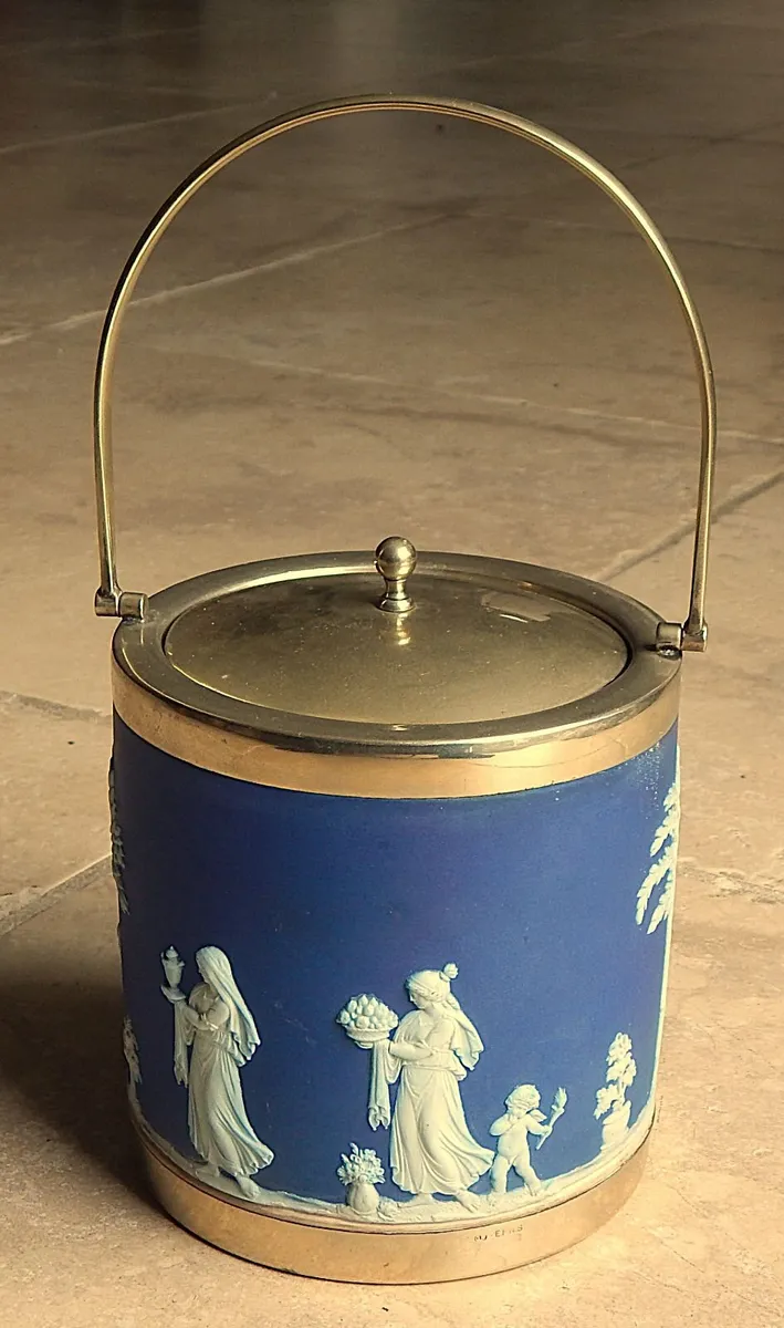 Vintage Wedgwood Jasperware Biscuit Barrel - Image 3