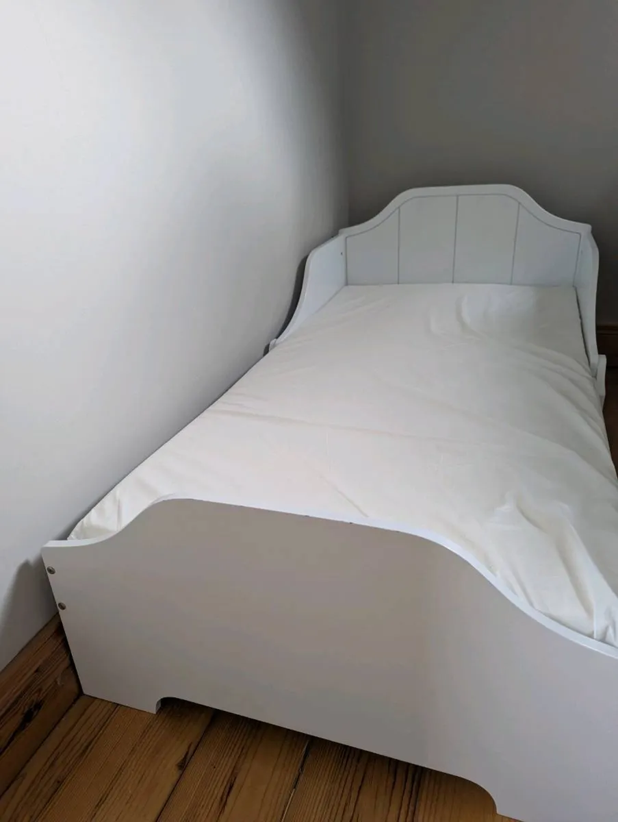 Toddler bed and mattress - Image 1