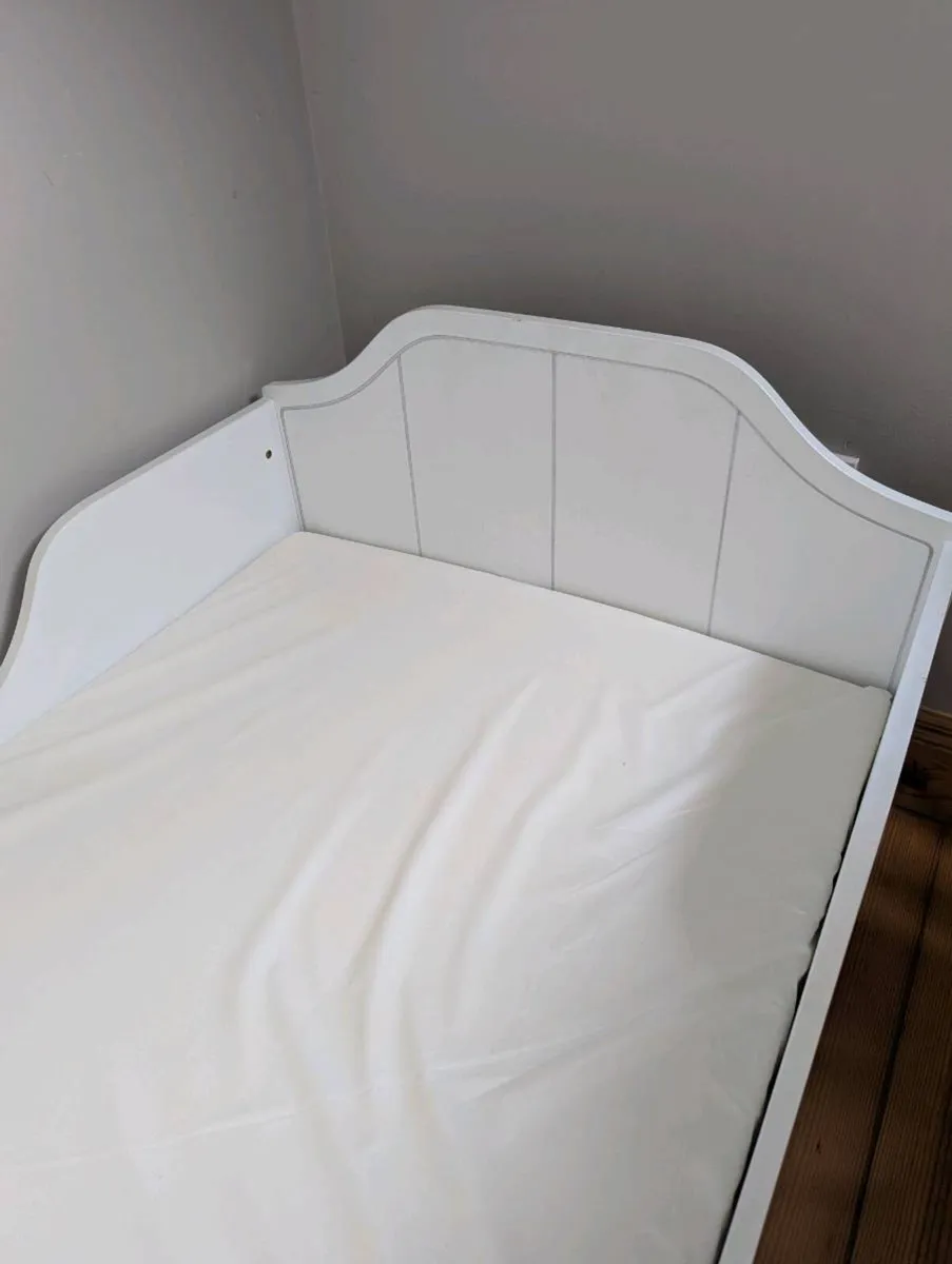 Toddler bed and mattress - Image 2