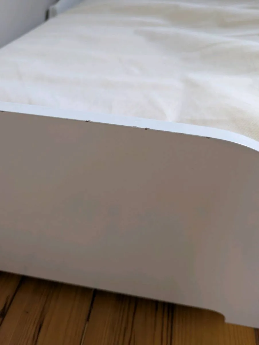 Toddler bed and mattress - Image 3