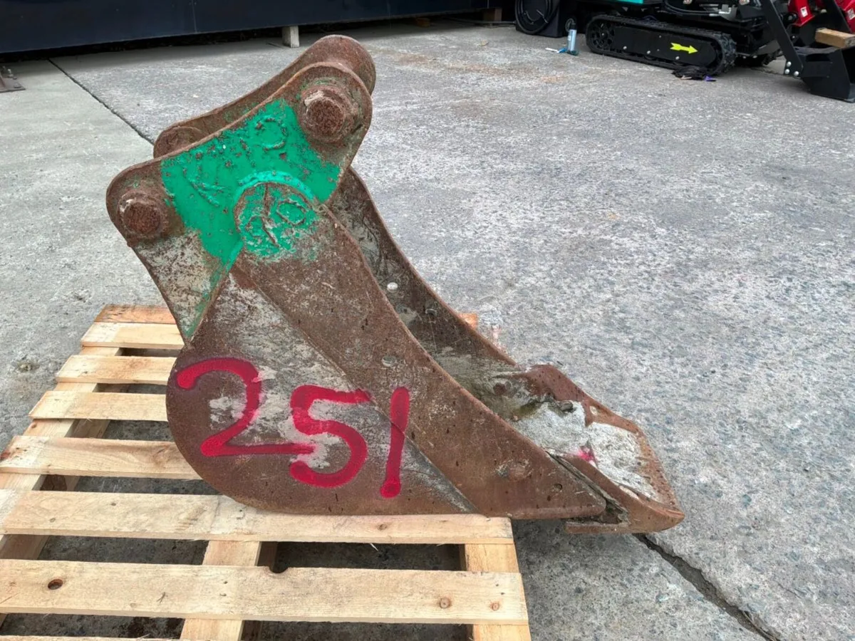 12" digging bucket.......50mm pins.........251 kp. - Image 3
