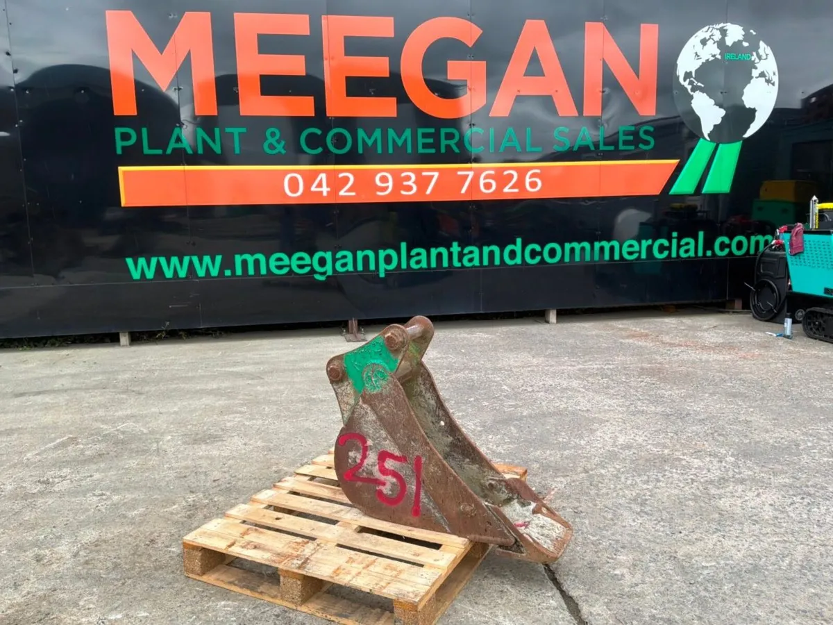 12" digging bucket.......50mm pins.........251 kp. - Image 1