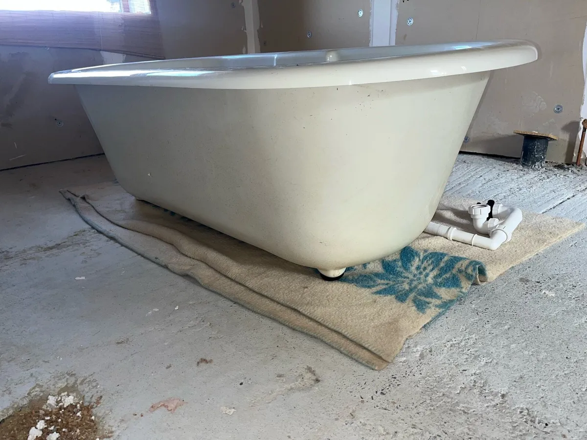 Roll top bath with iron claw feet - Image 4