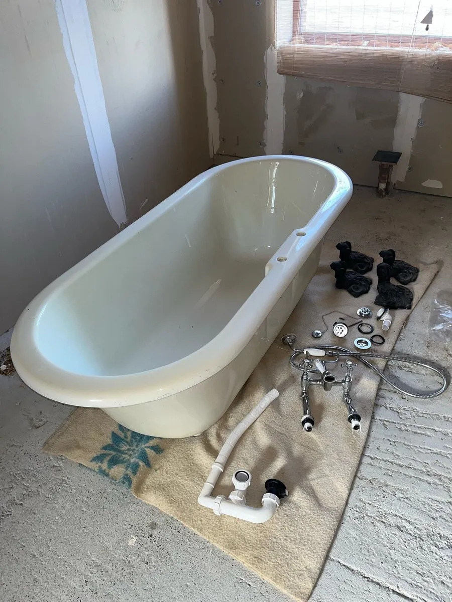 Roll top bath with iron claw feet - Image 1