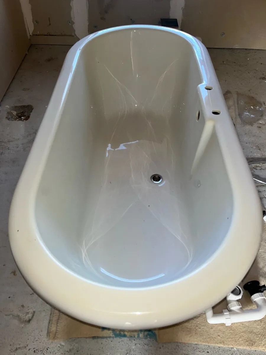 Roll top bath with iron claw feet - Image 3