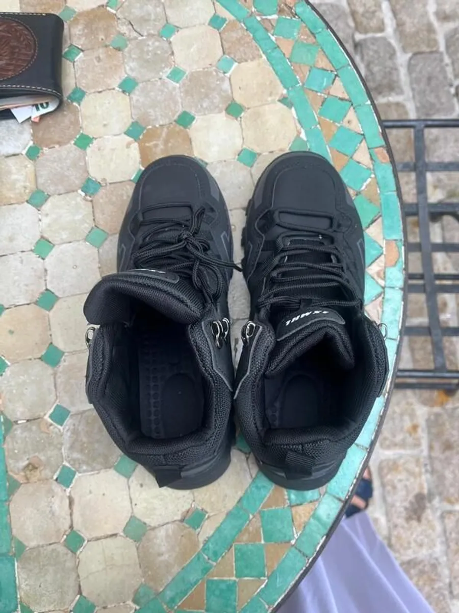 Hiking boots - Image 2