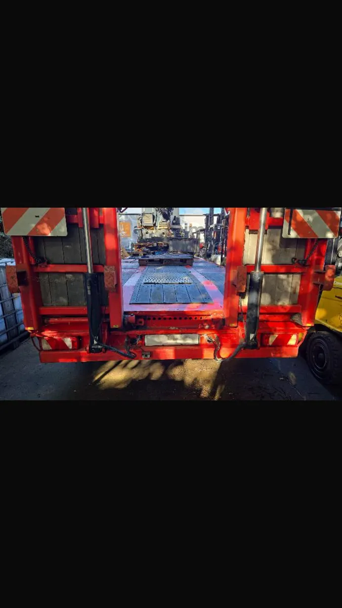2018 McCauley tri axle low loader with 95/ton - Image 3