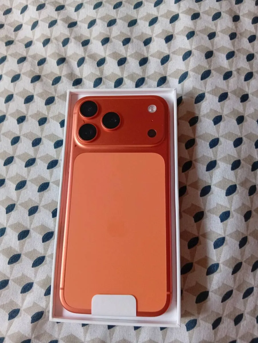 iPhone 17 pro max water damaged - Image 3