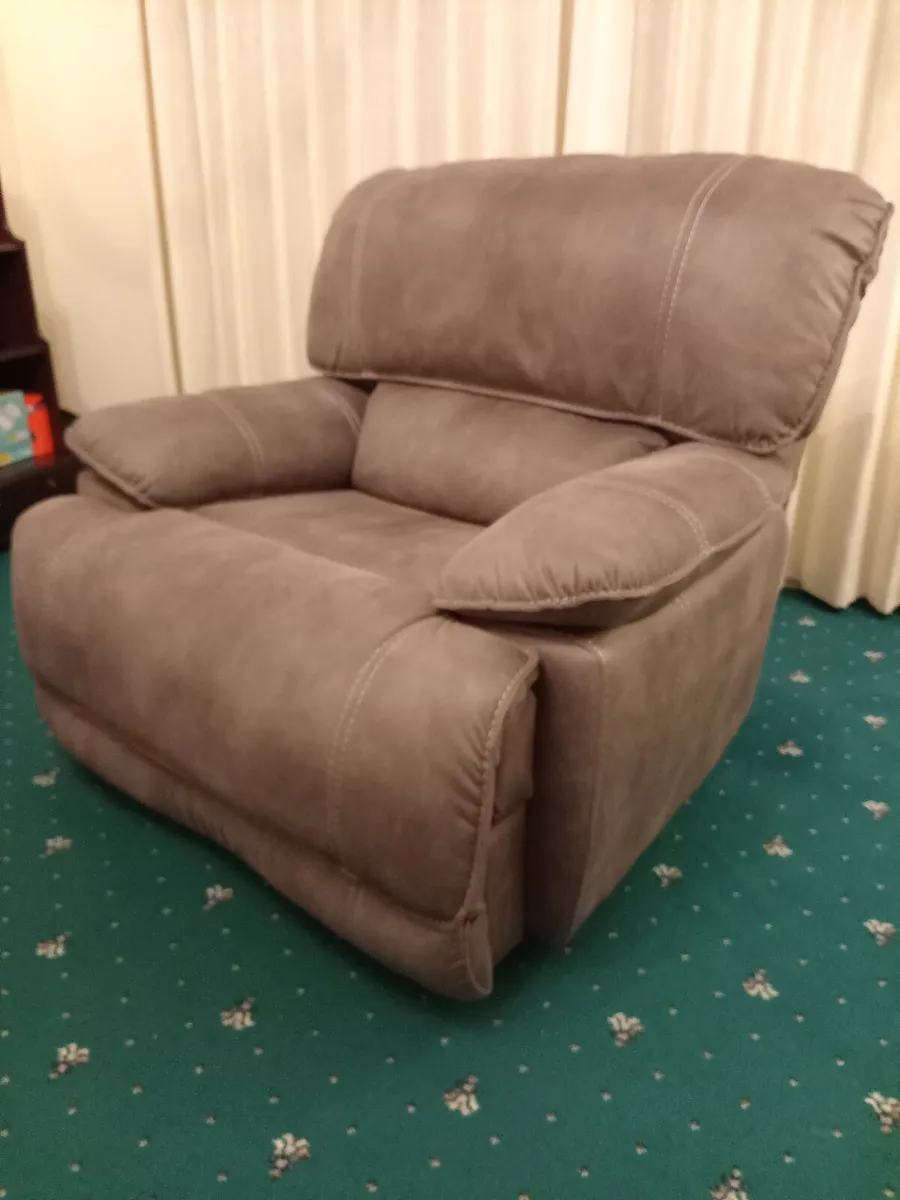 Armchair Recliner. - Image 1