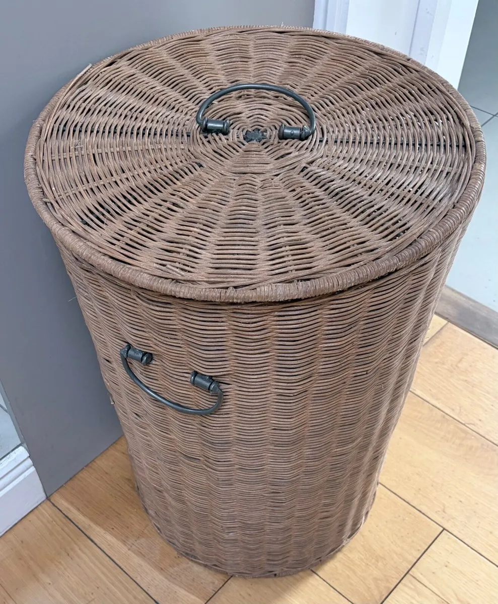 Clothes basket - Image 1