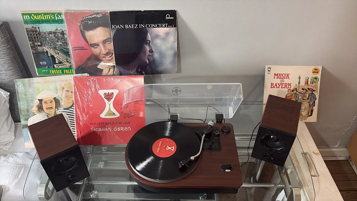 Record player and vinyls - Image 1