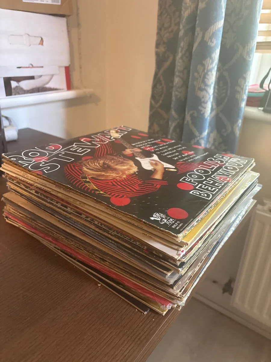 Record player and vinyls - Image 2