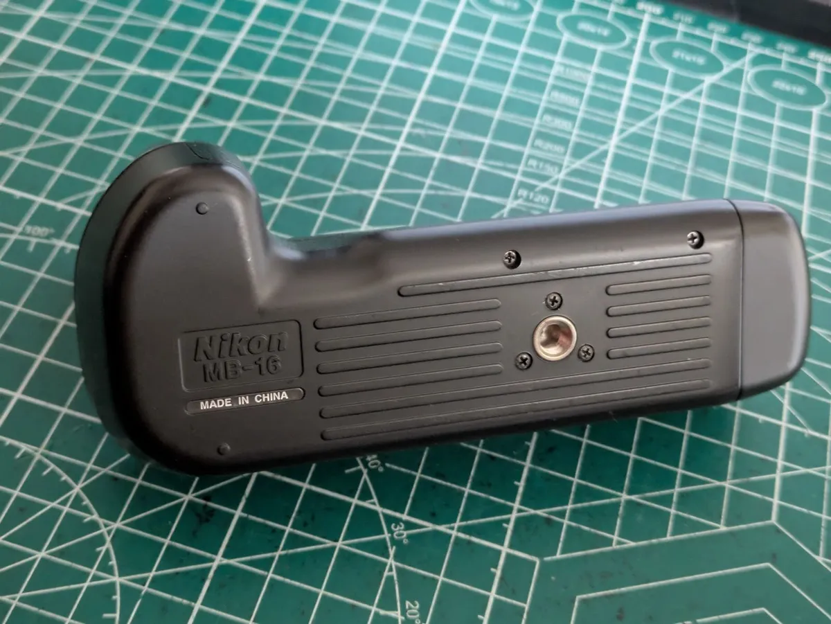 Nikon MB-16 AA battery grip for nikon F80 - Image 2