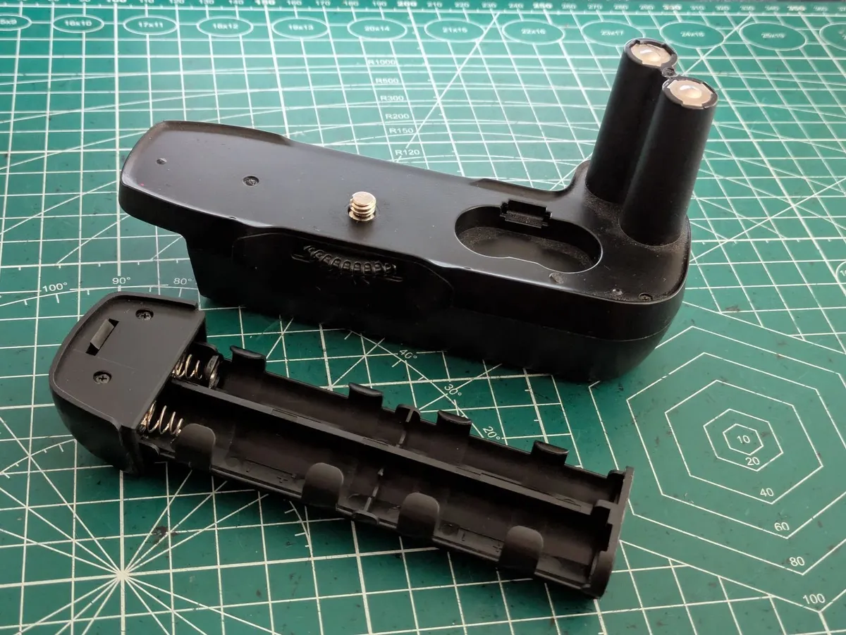 Nikon MB-16 AA battery grip for nikon F80 - Image 1